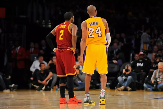  尤文图斯传奇球星雕像揭幕万人泪目致敬  